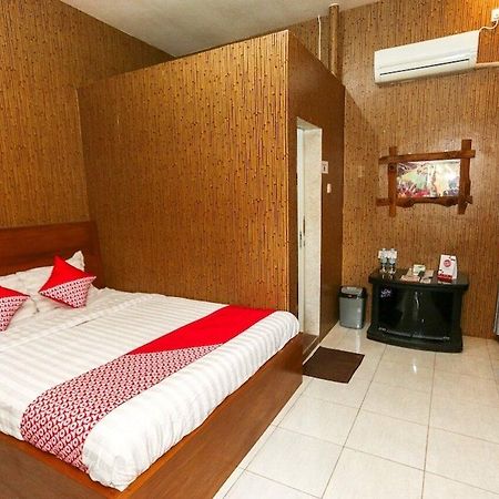 Vaccinated Staff - Oyo 1230 Kampoeng Osing Syariah Guesthouse بانيووانجى المظهر الخارجي الصورة