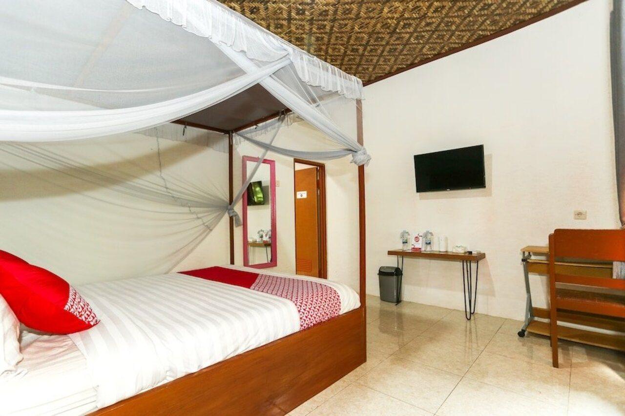 Vaccinated Staff - Oyo 1230 Kampoeng Osing Syariah Guesthouse بانيووانجى المظهر الخارجي الصورة
