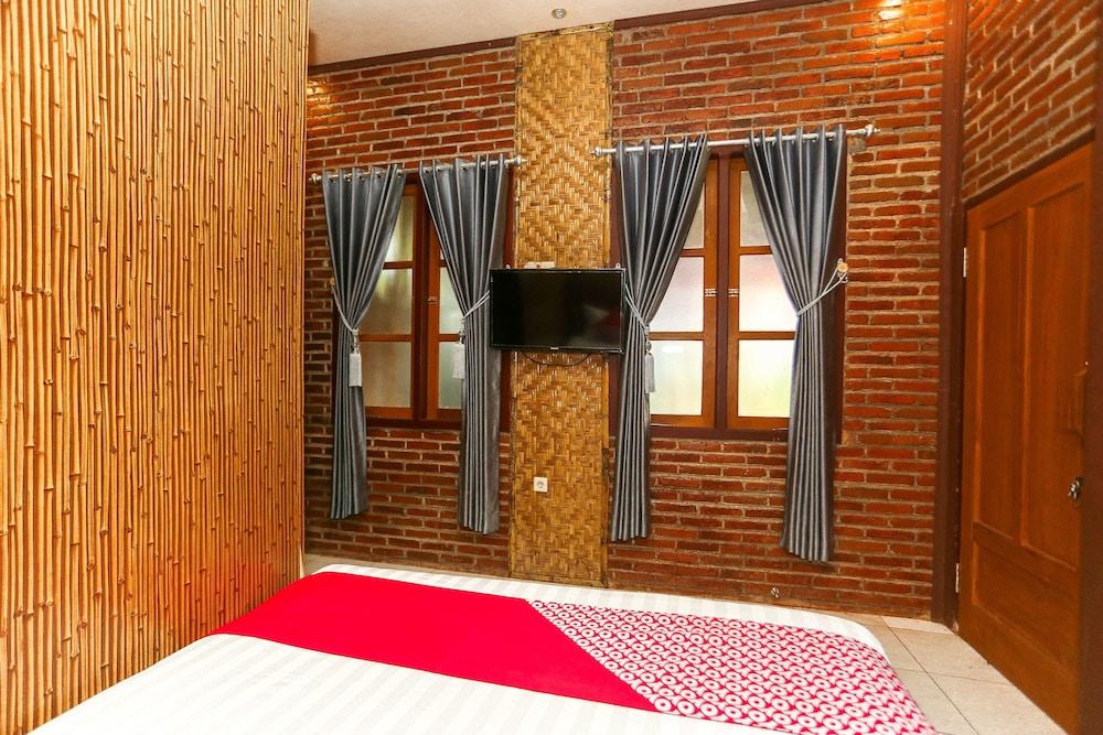 Vaccinated Staff - Oyo 1230 Kampoeng Osing Syariah Guesthouse بانيووانجى المظهر الخارجي الصورة