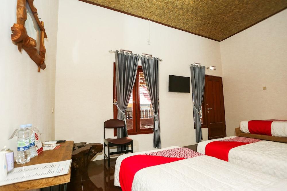 Vaccinated Staff - Oyo 1230 Kampoeng Osing Syariah Guesthouse بانيووانجى المظهر الخارجي الصورة