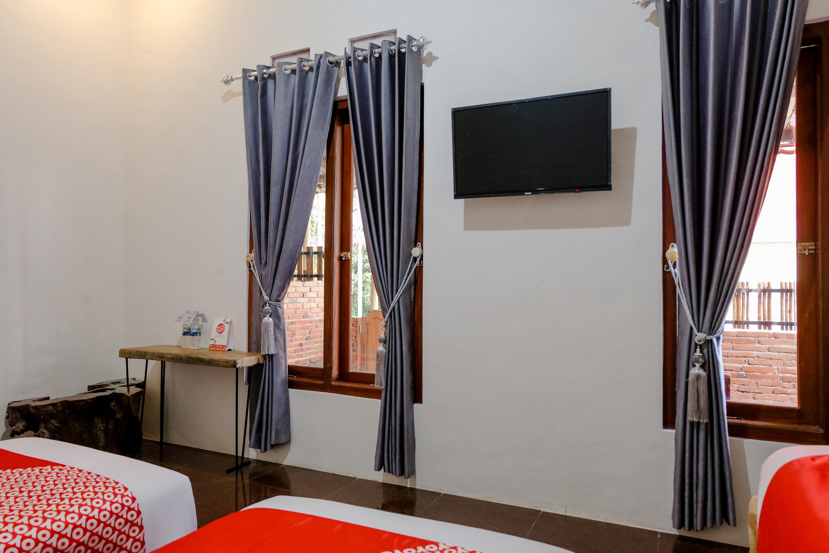 Vaccinated Staff - Oyo 1230 Kampoeng Osing Syariah Guesthouse بانيووانجى المظهر الخارجي الصورة