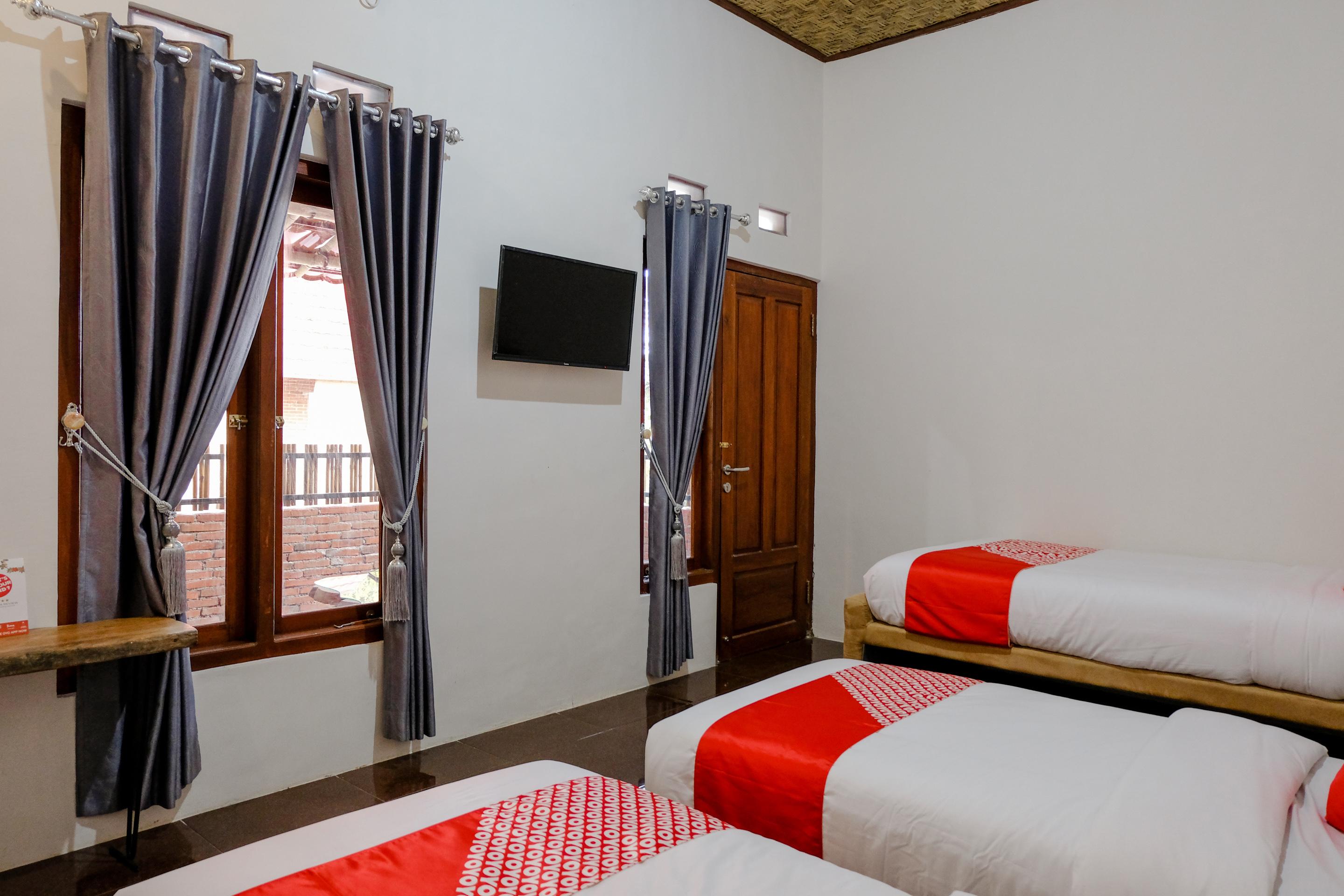 Vaccinated Staff - Oyo 1230 Kampoeng Osing Syariah Guesthouse بانيووانجى المظهر الخارجي الصورة