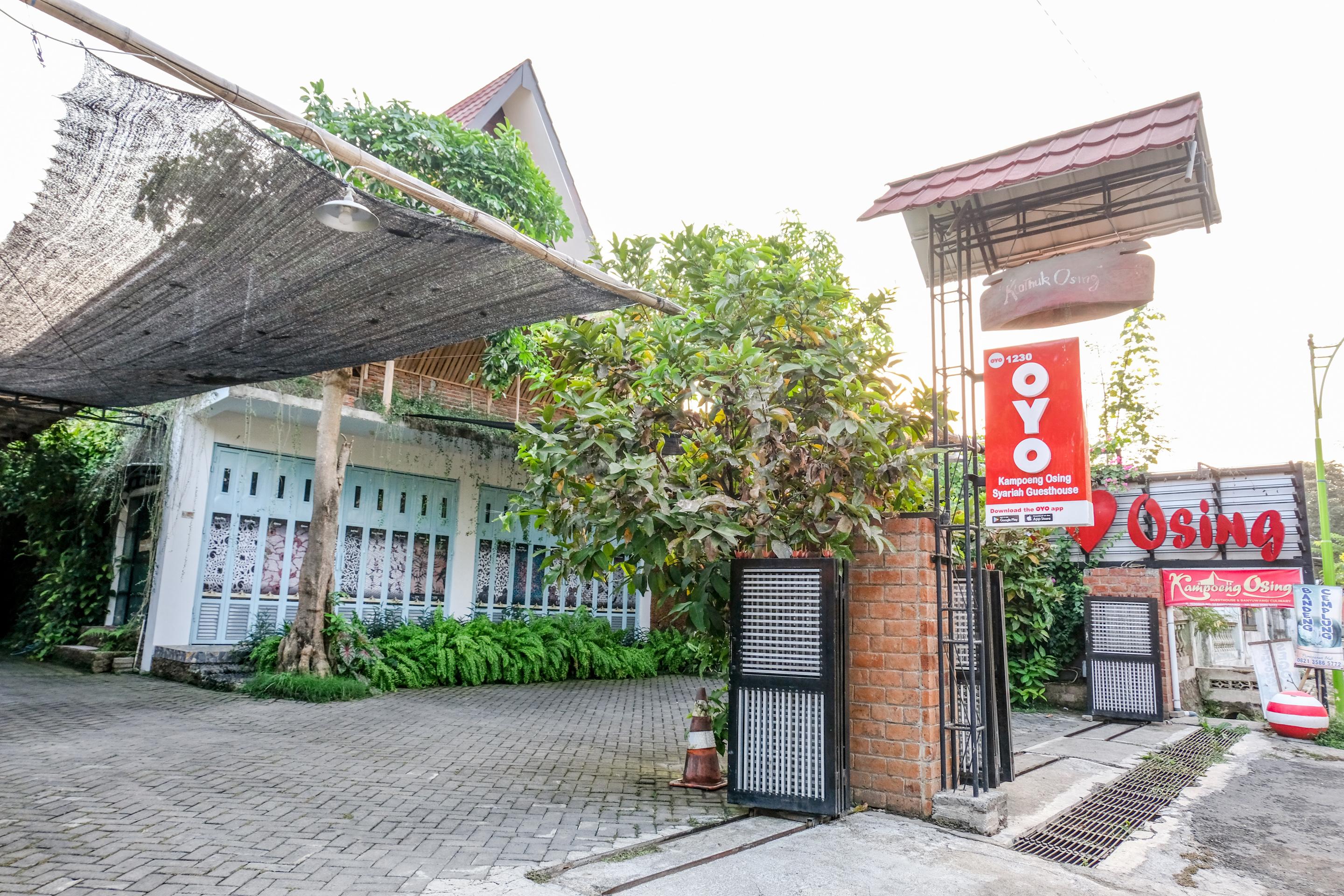 Vaccinated Staff - Oyo 1230 Kampoeng Osing Syariah Guesthouse بانيووانجى المظهر الخارجي الصورة