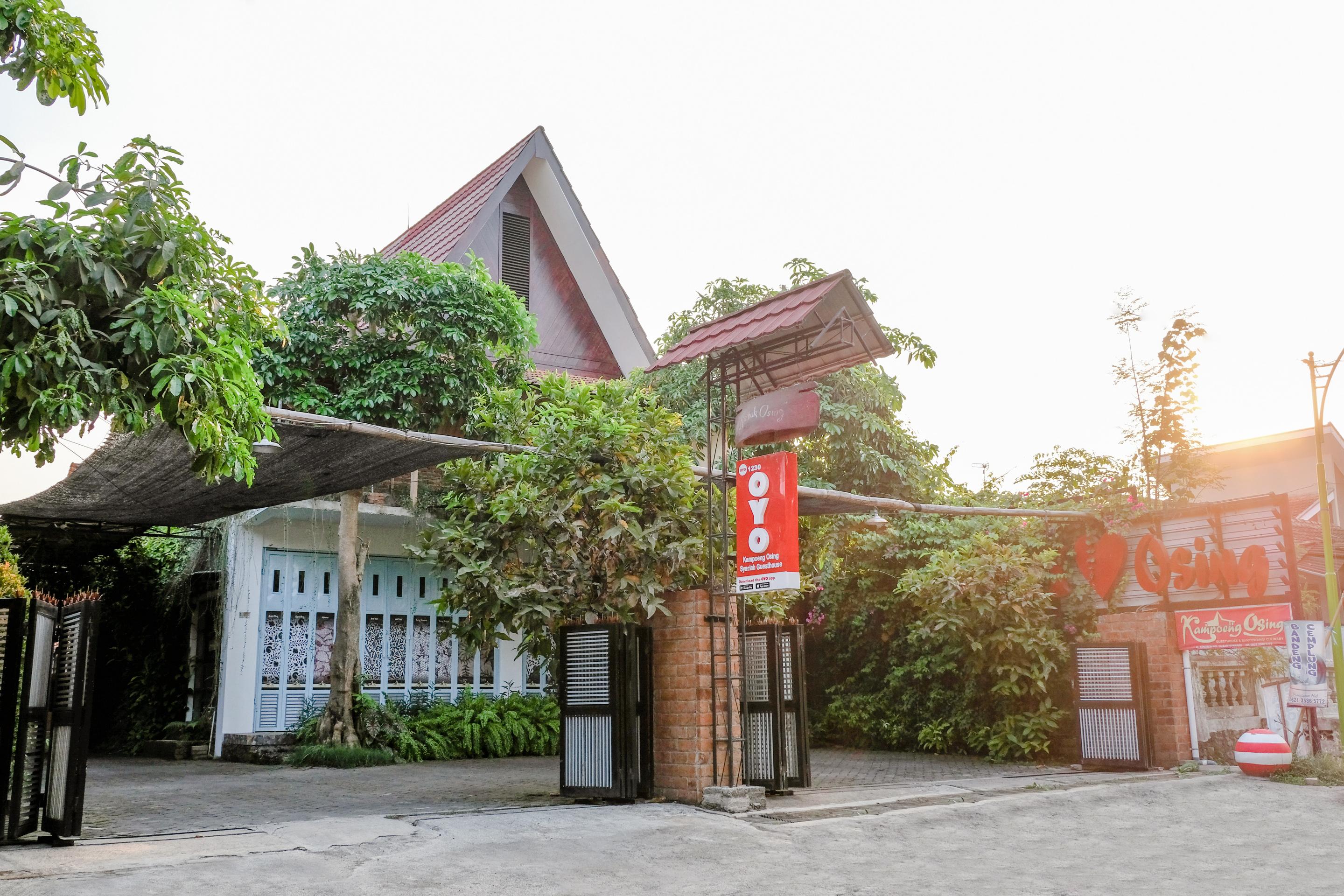 Vaccinated Staff - Oyo 1230 Kampoeng Osing Syariah Guesthouse بانيووانجى المظهر الخارجي الصورة