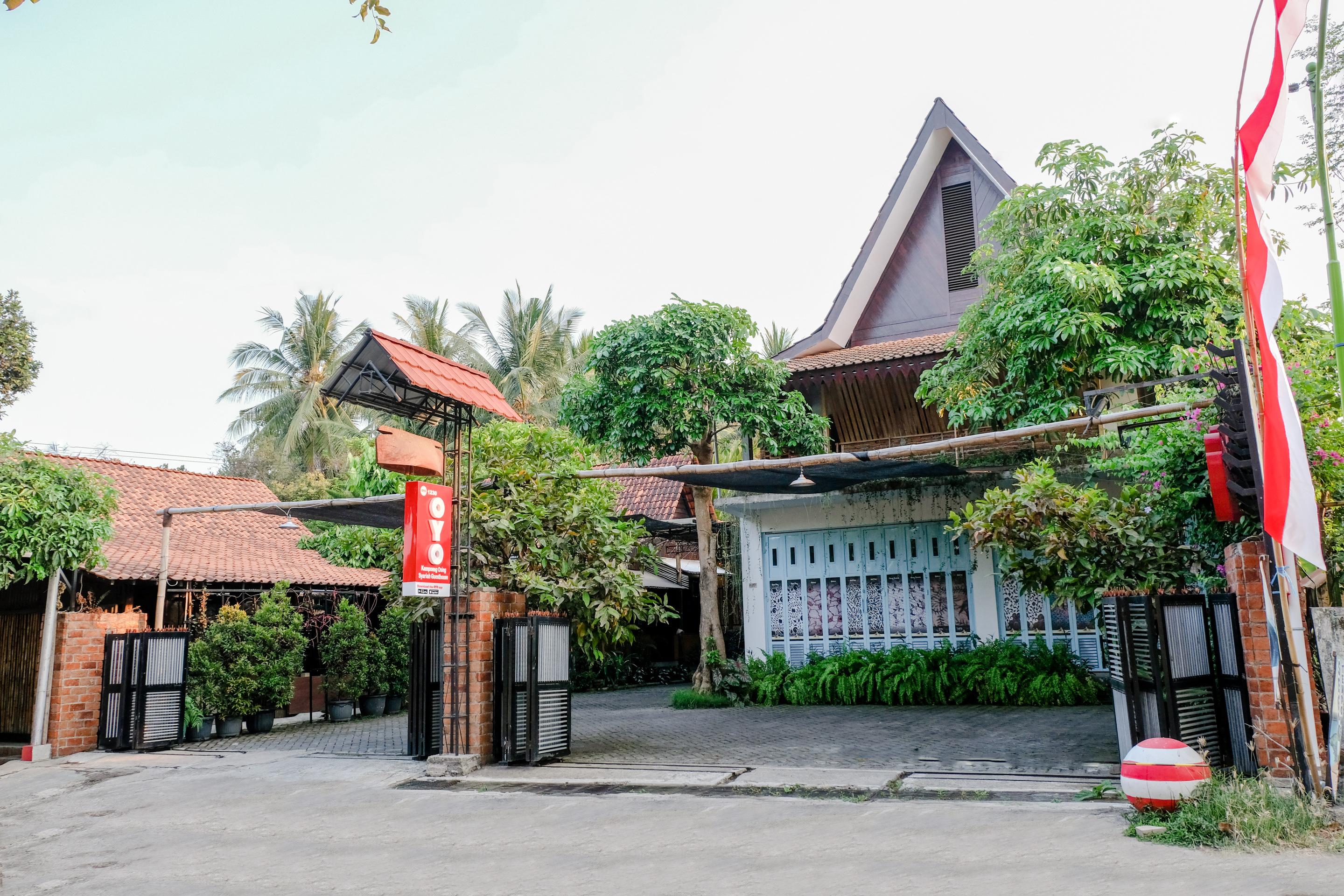 Vaccinated Staff - Oyo 1230 Kampoeng Osing Syariah Guesthouse بانيووانجى المظهر الخارجي الصورة