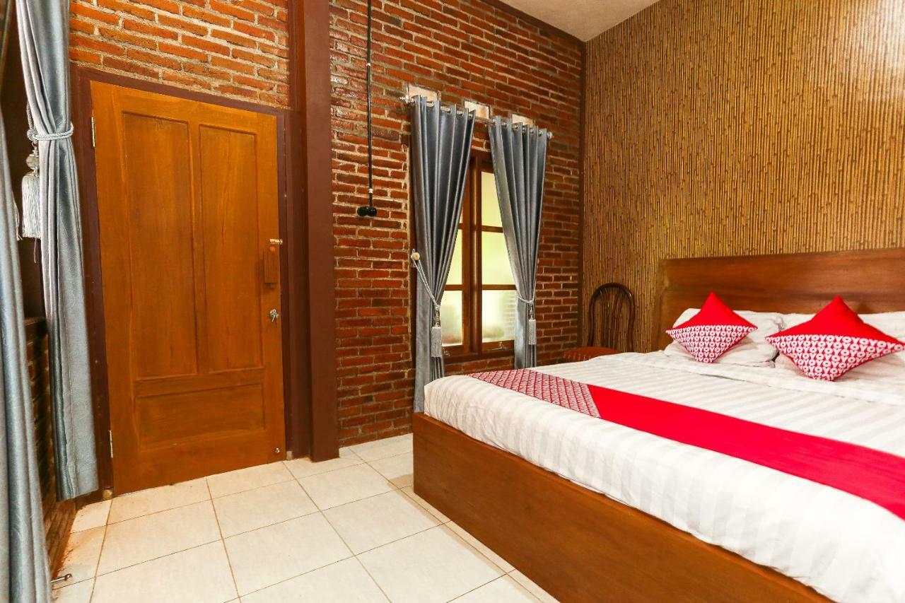 Vaccinated Staff - Oyo 1230 Kampoeng Osing Syariah Guesthouse بانيووانجى المظهر الخارجي الصورة