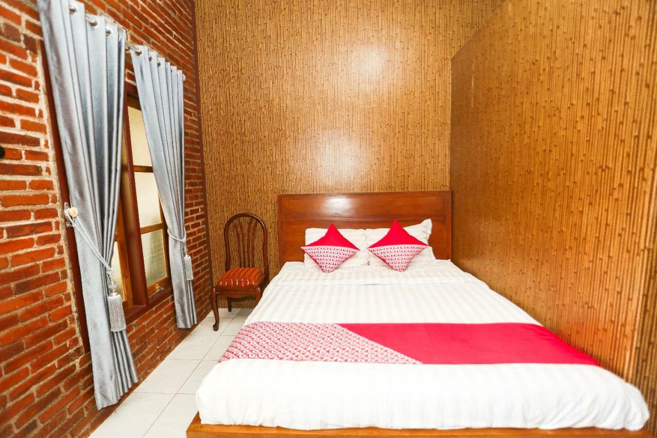 Vaccinated Staff - Oyo 1230 Kampoeng Osing Syariah Guesthouse بانيووانجى المظهر الخارجي الصورة