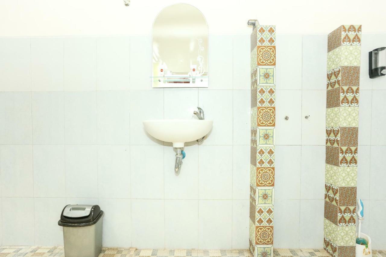 Vaccinated Staff - Oyo 1230 Kampoeng Osing Syariah Guesthouse بانيووانجى المظهر الخارجي الصورة