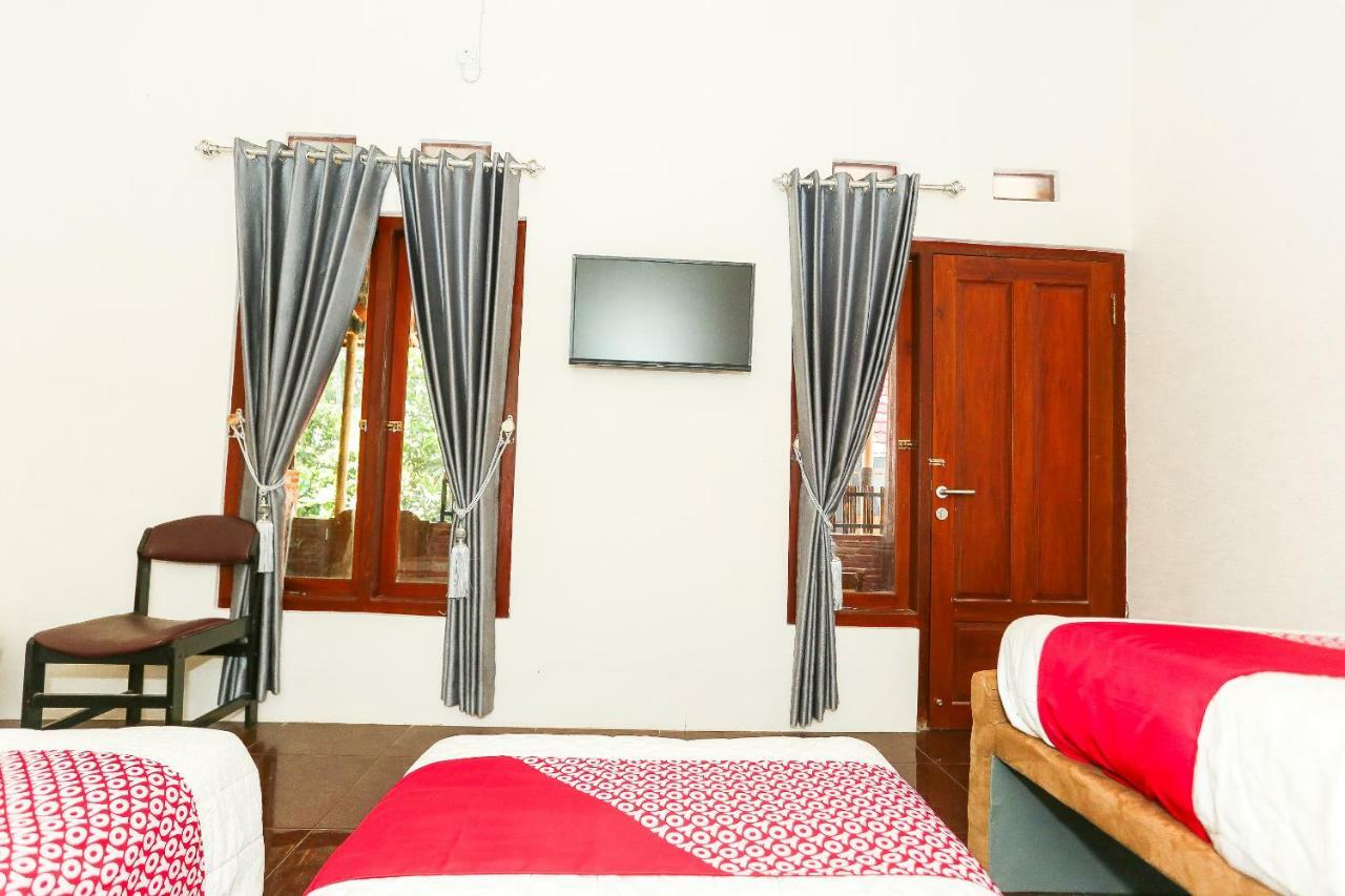 Vaccinated Staff - Oyo 1230 Kampoeng Osing Syariah Guesthouse بانيووانجى المظهر الخارجي الصورة