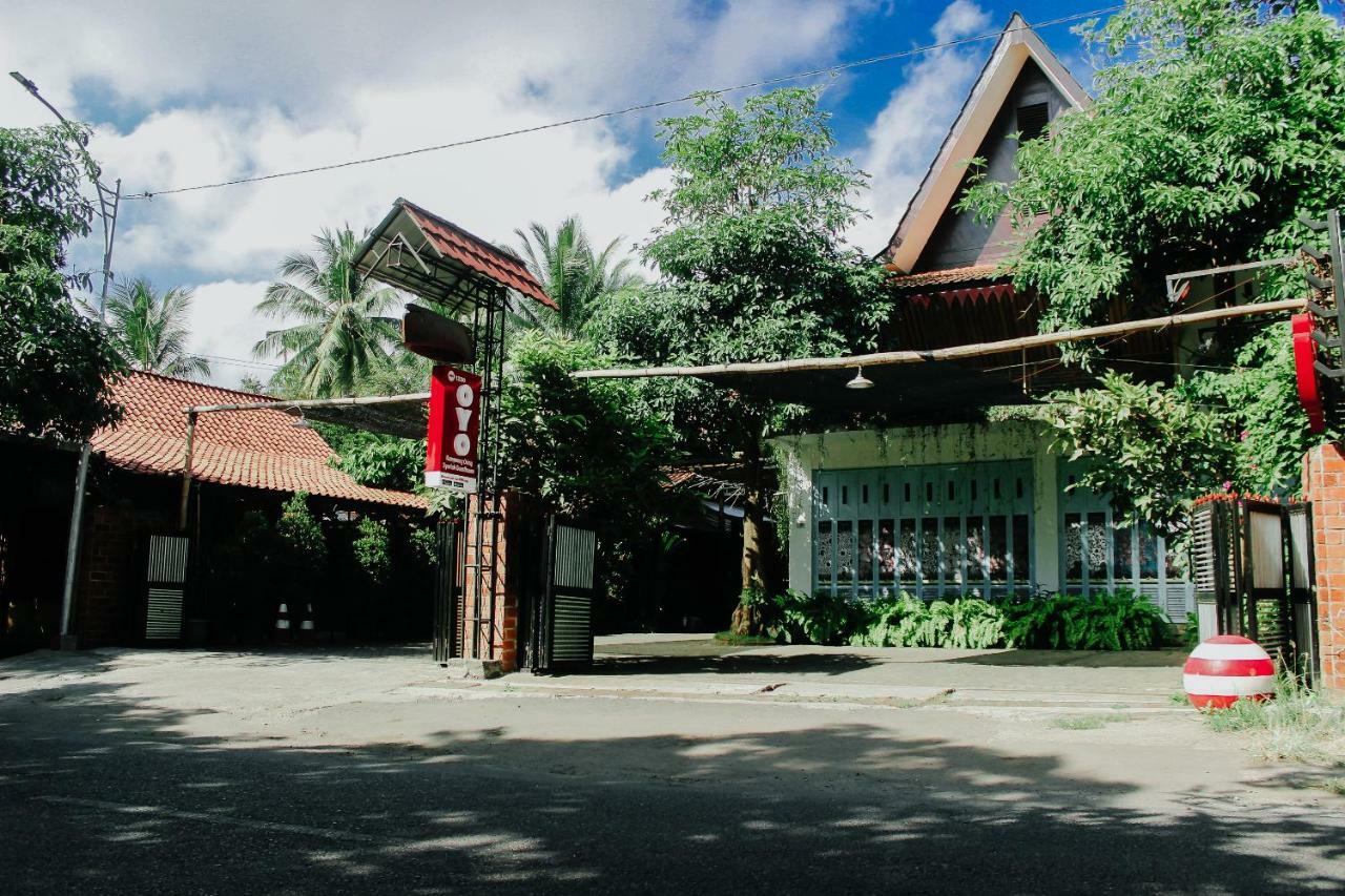 Vaccinated Staff - Oyo 1230 Kampoeng Osing Syariah Guesthouse بانيووانجى المظهر الخارجي الصورة