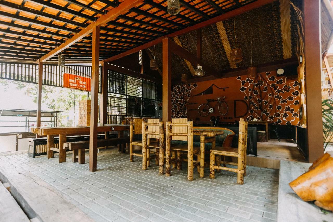 Vaccinated Staff - Oyo 1230 Kampoeng Osing Syariah Guesthouse بانيووانجى المظهر الخارجي الصورة