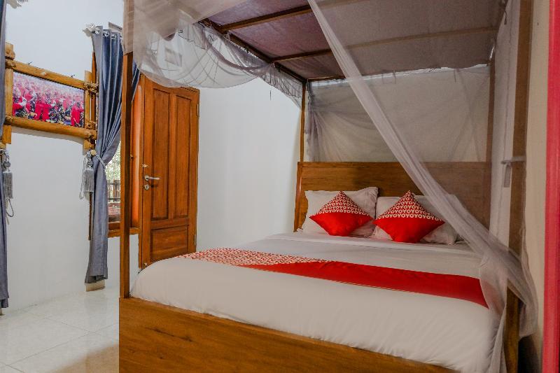 Vaccinated Staff - Oyo 1230 Kampoeng Osing Syariah Guesthouse بانيووانجى المظهر الخارجي الصورة