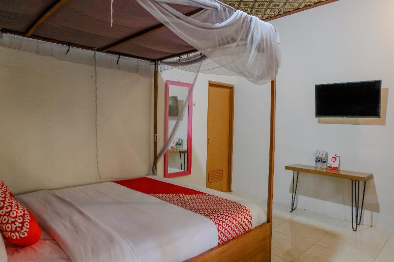 Vaccinated Staff - Oyo 1230 Kampoeng Osing Syariah Guesthouse بانيووانجى المظهر الخارجي الصورة